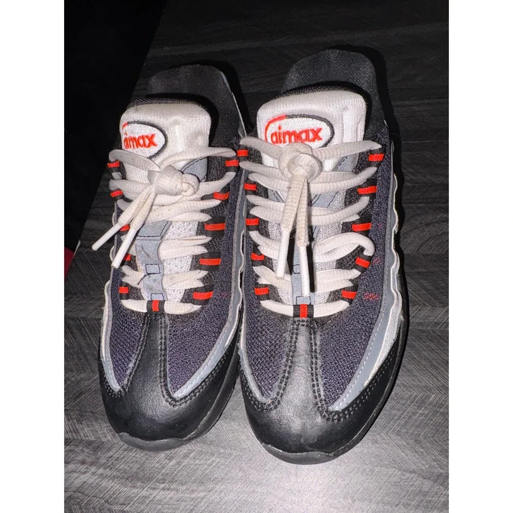 Nike Air Max 95 GS Black Wolf Grey Bright Crimson Sneakers Youth 2.5Y 307565-024
